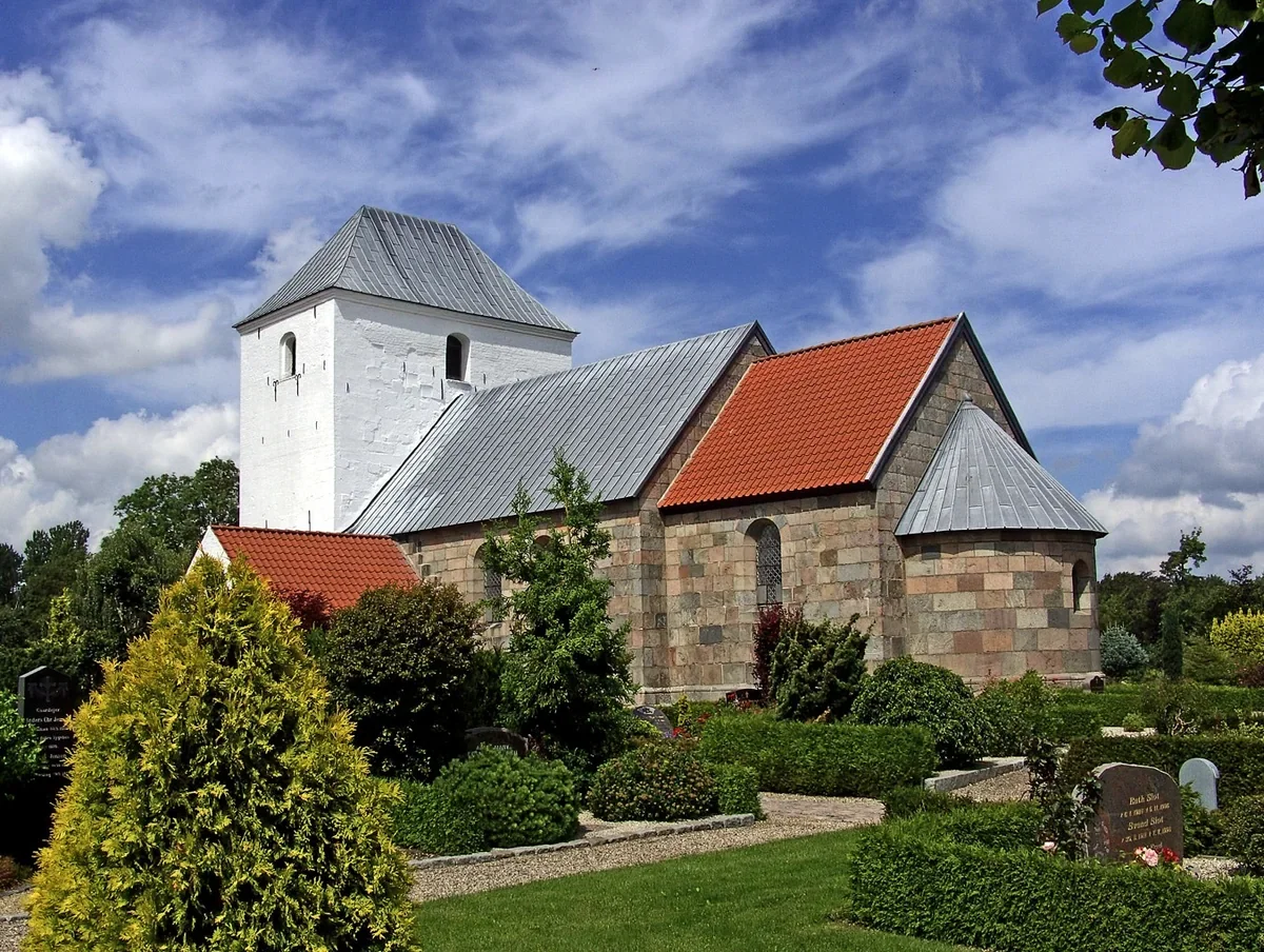 Vorning Kirke – romansk granitkirke, sognets tydeligste forbindelse til middelalderen