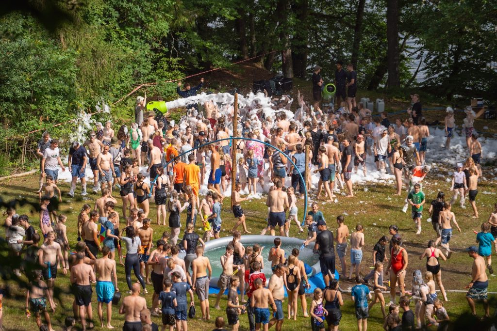 Deltagere til Danmarks største vandkamp på FDF Landslejr 2026 ved Ry