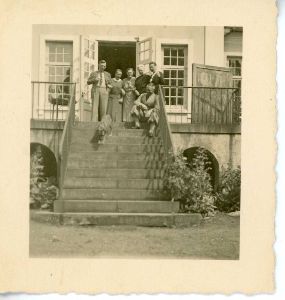 Familien Rosenmeier ved havetrappen på Skovsgård, 1935–1940.