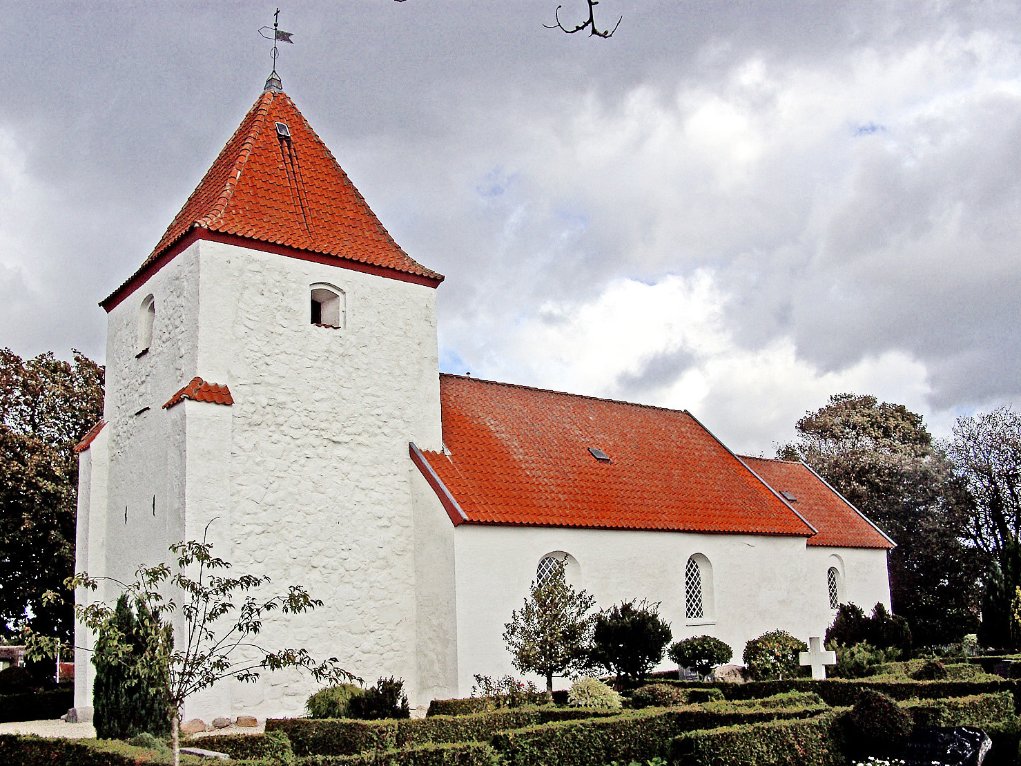 Skjellerup Kirke med tårn, våbenhus og kirkegård set fra sydvest i 2010