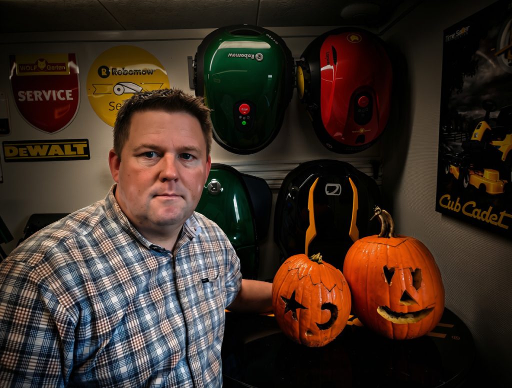 Morten Christensen sammen med to udskårne Halloween-græskar.