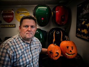 Morten Christensen sammen med to udskårne Halloween-græskar.