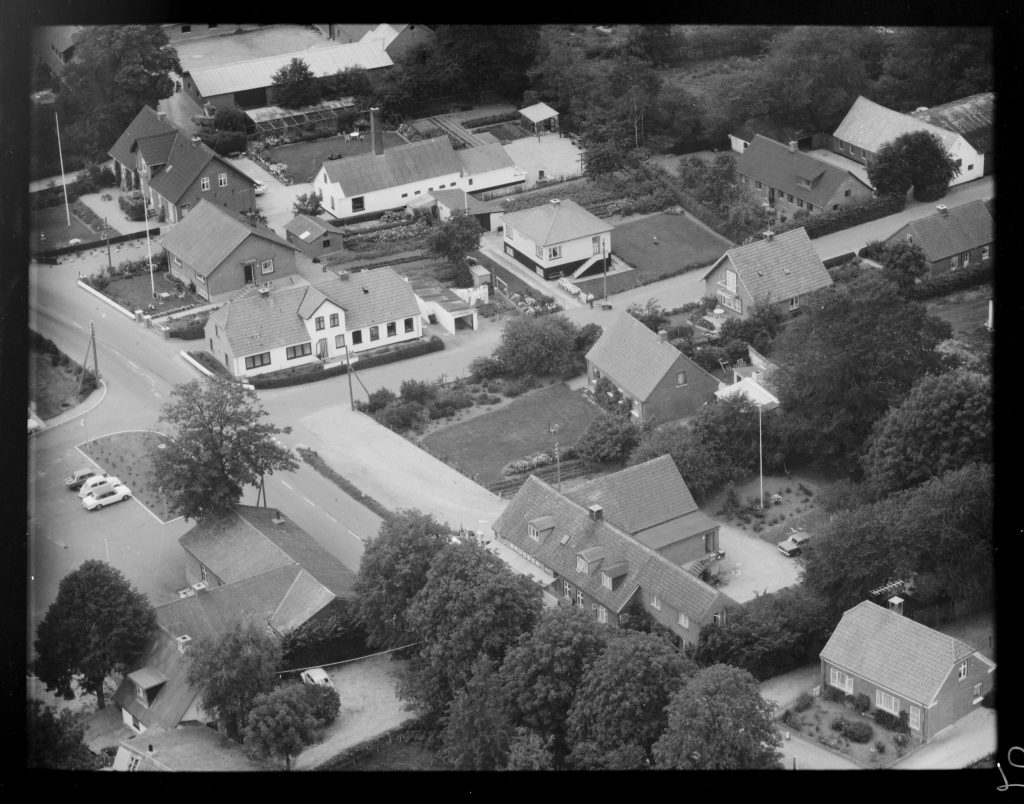 Brugsen på Mariagervej 103 nederst i luftfotoet fra 1975, med BRUGSEN på facaden
