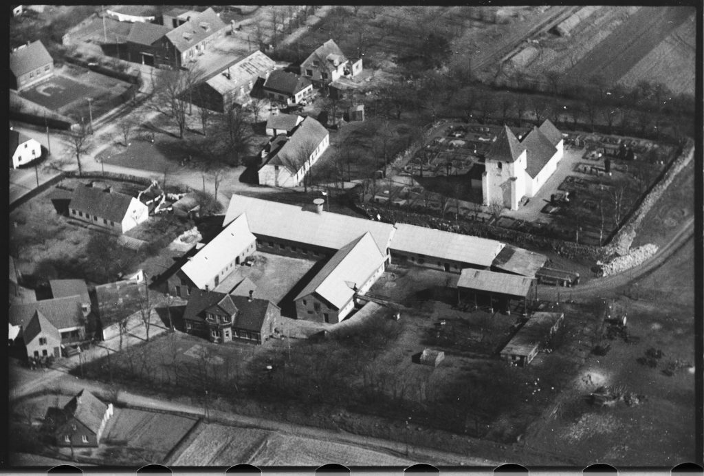 Anneksgården på Mariagervej 76 i 1949. Genforeningsstenen står i den private have; dette luftfoto viser ejendommen, ikke selve stenen i nærbillede.