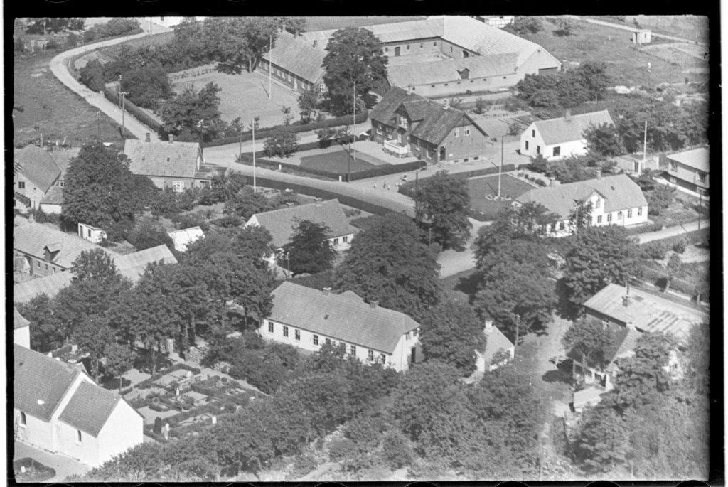 Omkring kirken og kirkegården